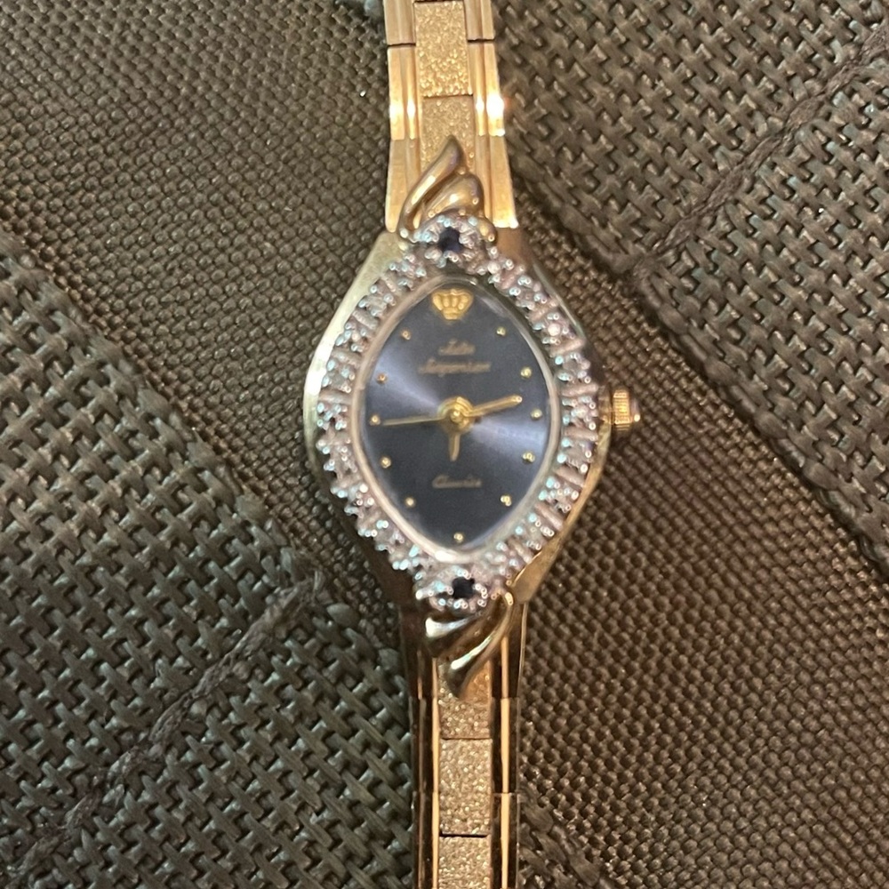 Elegant Gold-Tone Women's Bracelet Watch with Blue Dial